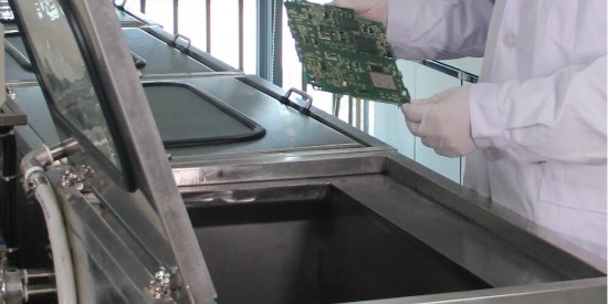 水（shuǐ）基線路板（bǎn）清洗劑的優勢（shì）、應用領域以及工作原理