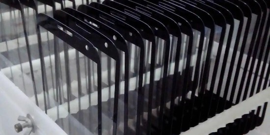 關於手（shǒu）機（jī）玻（bō）璃蓋板清洗劑的性能與作用