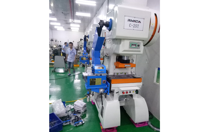 虹瑞衝床配成年人抖音视频夾式送料機批量出機